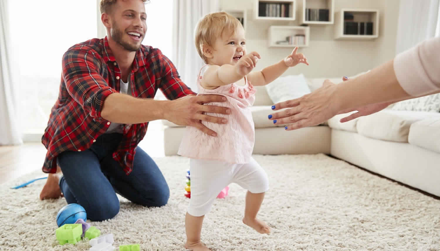 When can babies stand, when do babies stand on their own